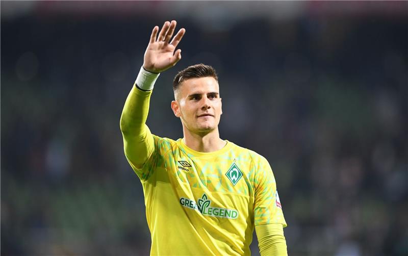 Werder Bremen verlängert Vertrag mit Torwart Zetterer Werder Torwart Michael Zetterer winkt den Fans zu.