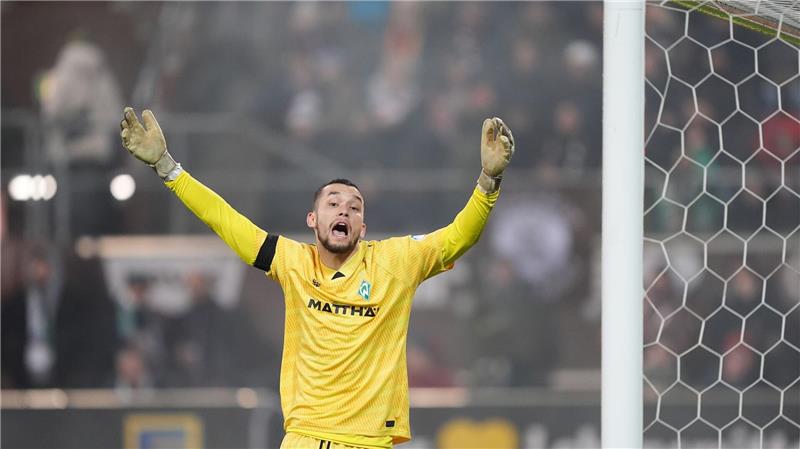 Thioune zu Patzer: „Fehler, der so nicht passieren darf“ Werder-Torwart Mio Backhaus.