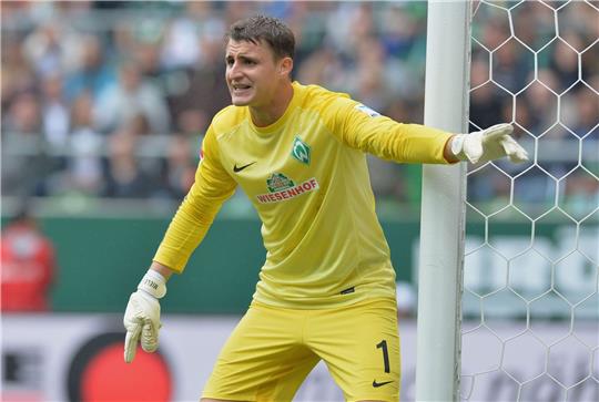 Werder Torwart Sebastian Mielitz gestikuliert während des Spiels.