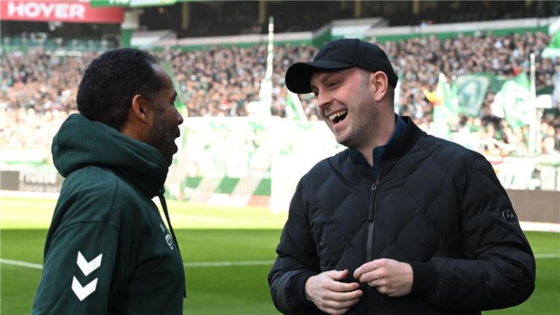 Werder-Trainer Daniel Thioune (l) im Gespräch mit dem Ex-Bremern-Coach Ole Werner, der nun RB Leipzig trainiert. 