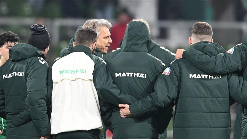 Werder-Trainer Horst Steffen spricht nach der Niederlage gegen Stuttgart. (Archiv)