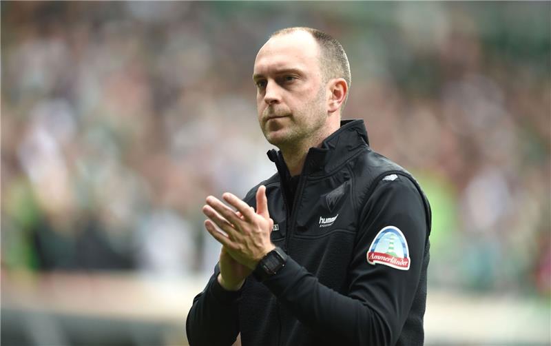 Werder Trainer Ole Werner bedankt sich nach dem Schlußpfiff bei den Fans.