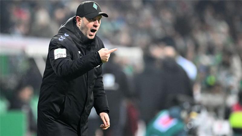 Werder-Trainer Ole Werner hat mit seinen Spielern einiges zu besprechen.