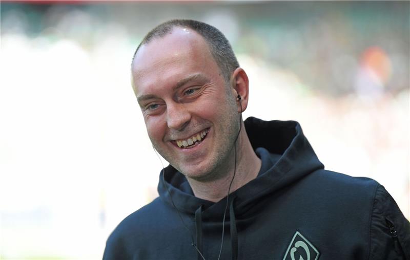 Werder Trainer Ole Werner lächelt beim Interview.