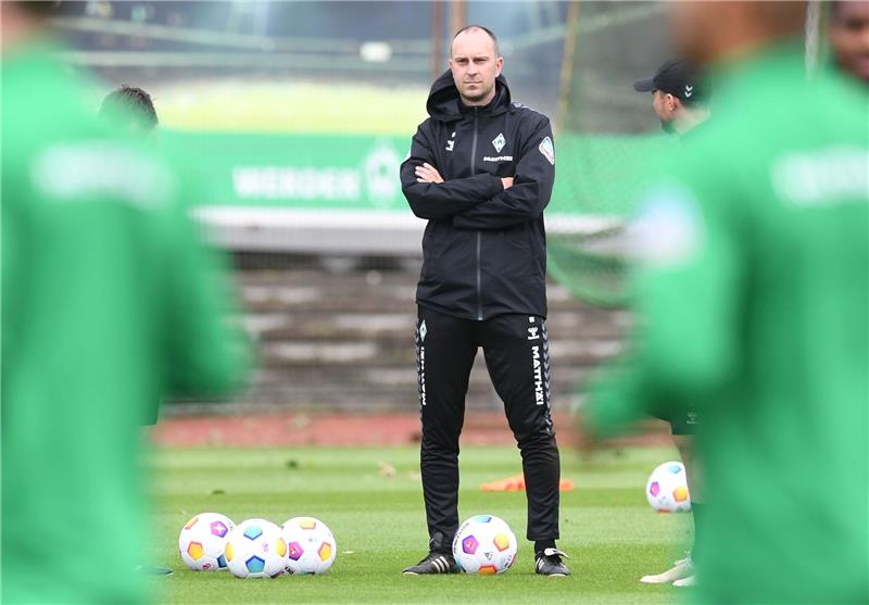 Schwerer Auftakt: Kampf gegen Bayern und Negativrekord Werder Trainer Ole Werner schaut seinen Spielern beim Training zu.