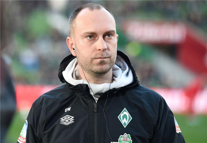Werder-Trainer Werner positiv auf Corona getestet Werder Trainer Ole Werner steht beim Interview.