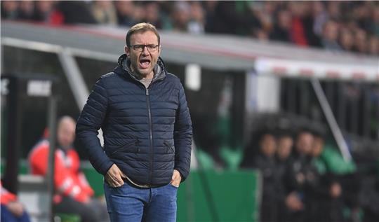 Werder-Trainer Thomas Horsch ruft an der Seitenlinie.