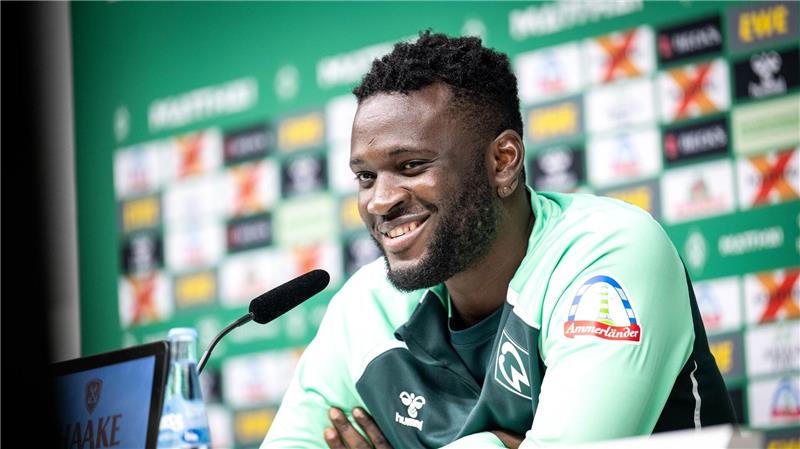 Livestream, Socken und Fitness: Boniface startet in Bremen Werder-Zugang Victor Boniface bei seiner Vorstellung.