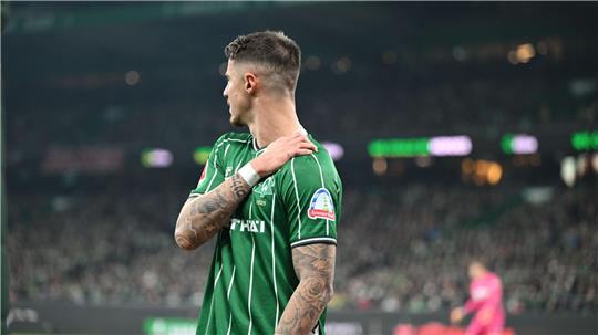 Werder bangt vor dem Spiel in Augsburg um Kapitän Marco Friedl. (Archiv)