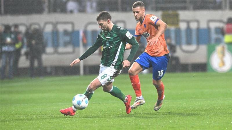 Spätes Tor: Werder besiegt Darmstadt bei Kohfeldt-Rückkehr Werder und Mitchell Weiser (l) taten sich schwer gegen die Hessen.