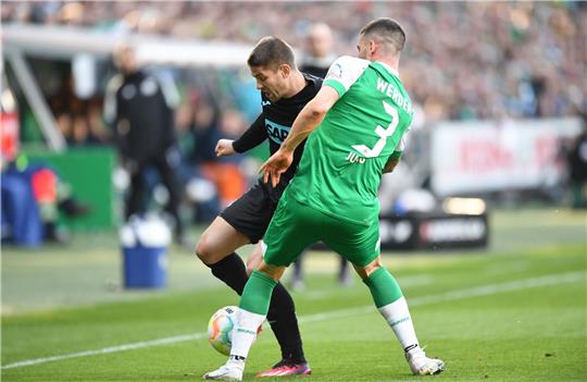 Werders Anthony Jung (r) kämpft gegen Hoffenheims Andrej Kramaric um den Ball.