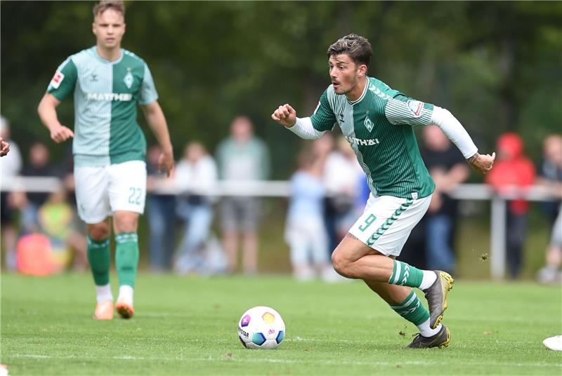 Werders Dawid Kownacki am Ball.