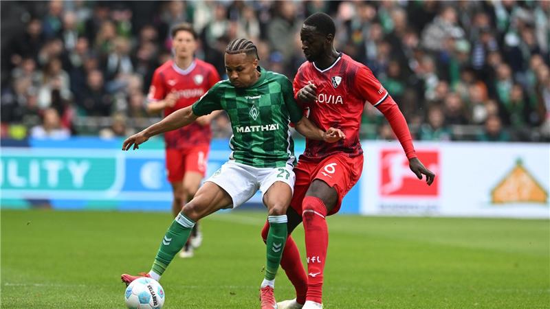 Später Sieg gegen Bochum: Werder träumt weiter von Europa Werders Felix Agu (l) im Zweikampf mit Bochums Ibrahima Sissoko.