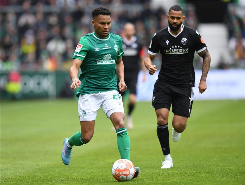 Bei Agu-Comeback: Werder spielt 3:3 gegen St. Pauli Werders Felix Agu (l) kämpft noch in der Zweitliga-Saison gegen Sandhausens Cebio Soukou um den Ball.