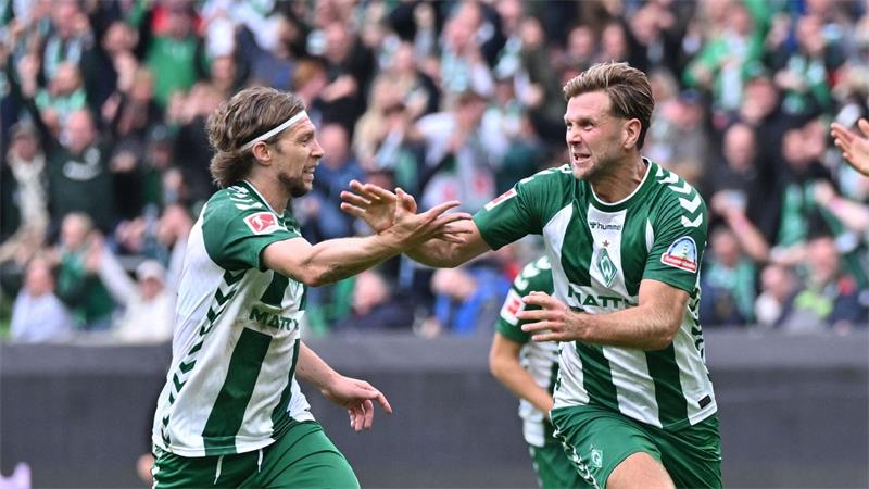 Der Werder-Wahnsinn: Weiser trifft nach 14 Monaten Pause Werders Helden: Niclas Füllkrug (r) und Mitchell Weiser drehten das Spiel gegen den FC Augsburg für Werder Bremen. beide schossen die späten Tore zum 3:2-Sieg nach 0:2-Rückstand.