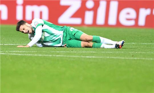 Werders Ilia Gruev liegt nach einem Foul am Boden.