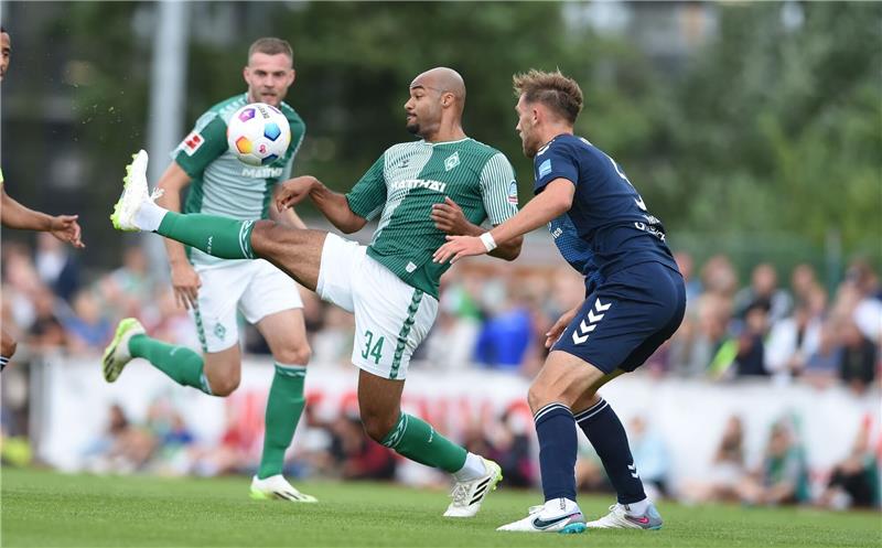 Werders Manuel Mbom (M) im Duell mit Oldenburgs Leon Deichmann.