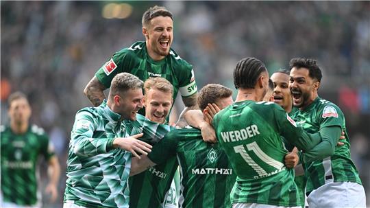 Werders Marvin Ducksch, Marco Friedl, Marco Grüll, Justin Njinmah, Leonardo Bittencourt jubeln mit dem Torschützen zum 1:0 Mitchell Weiser.