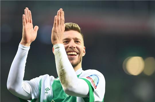 Werders Mitchell Weiser jubelt nach dem Schlußpfiff den Fans zu.