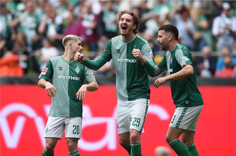 Werders Nick Woltemade (M) jubelt über sein Tor zum 1:1, links Romano Schmid und rechts Anthony Jung.