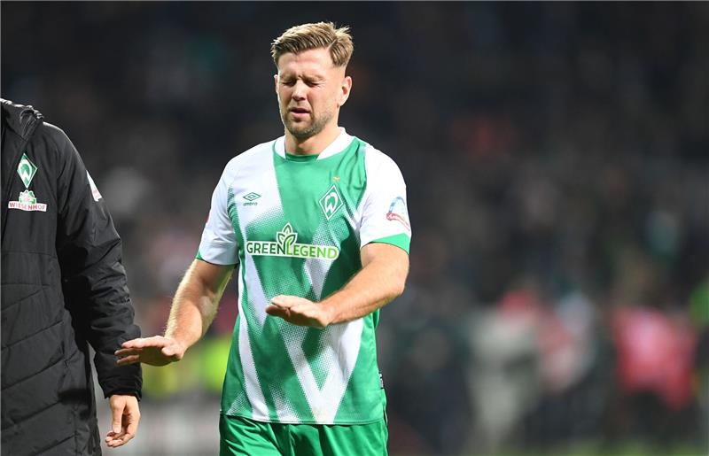 Entwarnung bei Füllkrug: „Nichts ganz Dramatisches” Werders Niclas Füllkrug geht in die Pause.