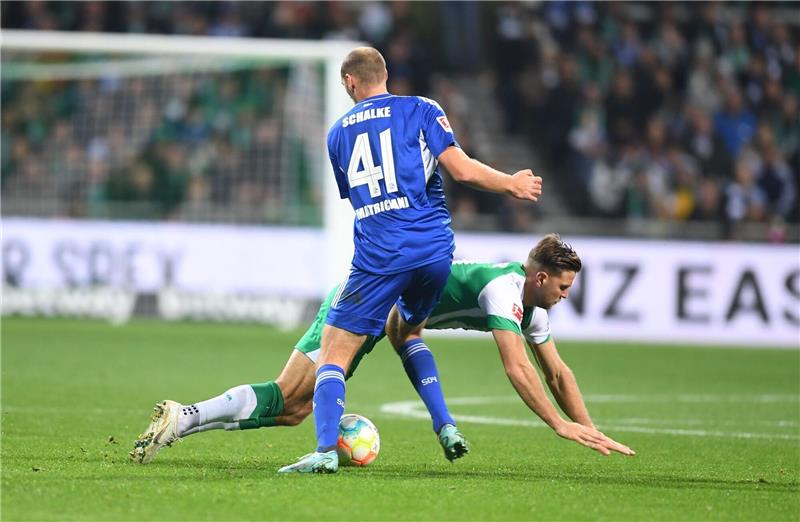 Reis lobt Leistung: „In der Lage, Bundesliga zu spielen” Werders Niclas Füllkrug (r) kämpft gegen Schalkes Henning Matriciani um den Ball.