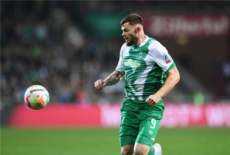Werders Oliver Burke am Ball