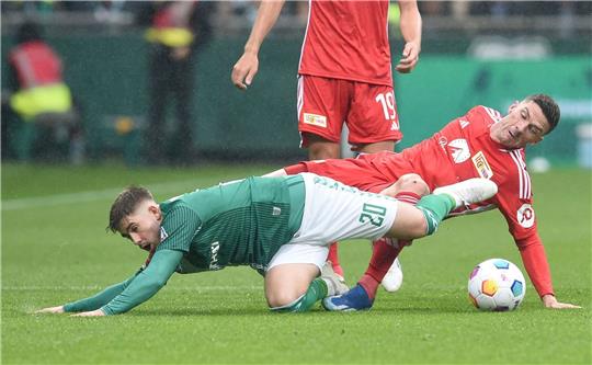 Werders Romano Schmidt (l) kämpft mit Unions Robin Gosens um den Ball.