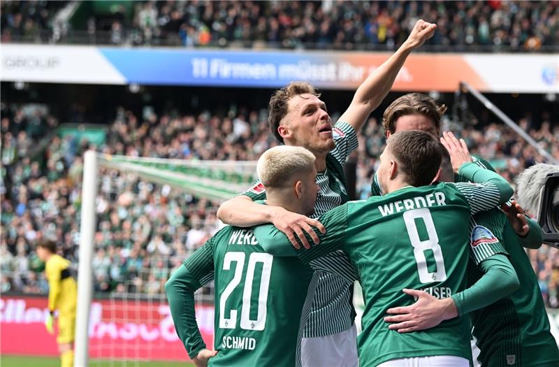 Knoten geplatzt: Ducksch trotzt Kritik mit Doppelpack Werders Spieler jubeln über das Tor zum 2:0.