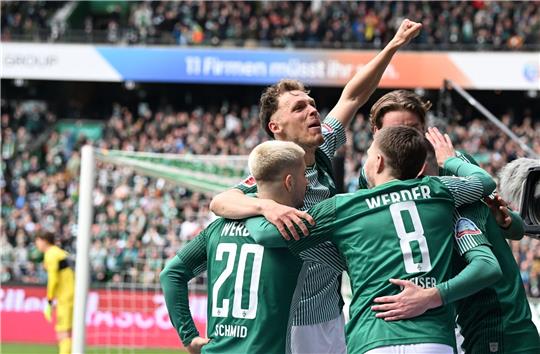 Werders Spieler jubeln über das Tor zum 2:0.