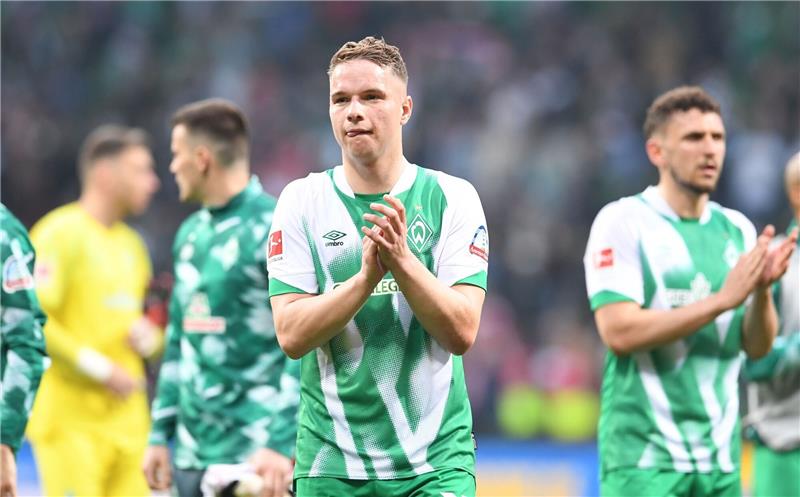 Trotz Niederlage gegen Bayern: Werder gibt sich positiv Werders Torschütze Niklas Schmidt bedankt sich nach der Niederlage bei den Fans.