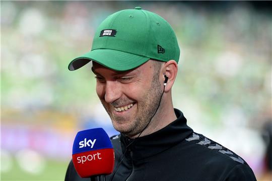 Werders Trainer Ole Werner lacht vor dem Spiel beim Sky-Interview.