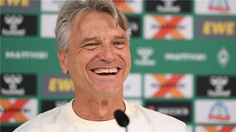 Werders neuer Dauerlächler: Trainer Horst Steffen. 