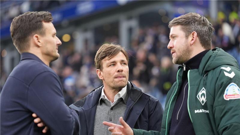 Werders sportliche Leitung: Leiter Profifußball Peter Niemeyer (r) und Geschäftsführer Clemens Fritz (m) - hier im Gespräch mit HSV-Sportdirektor Claus Costa.