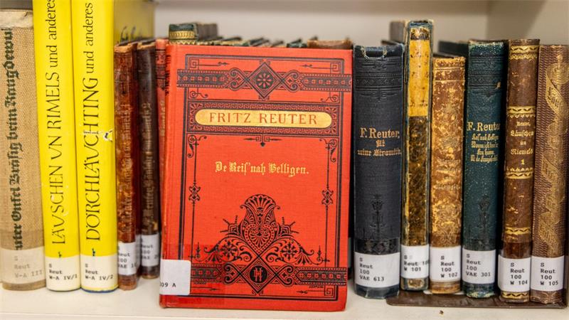 Werke des niederdeutschen Autors Fritz Reuter füllen ganze Regalreihen. 