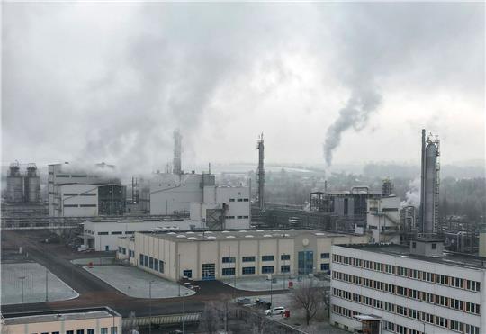 Werksanlagen im Chemie- und Industriepark Zeitz. Die Produktion der Chemie- und Pharmaindustrie schrumpfte 2022 im Vergleich zum Vorjahr um 6,6 Prozent.
