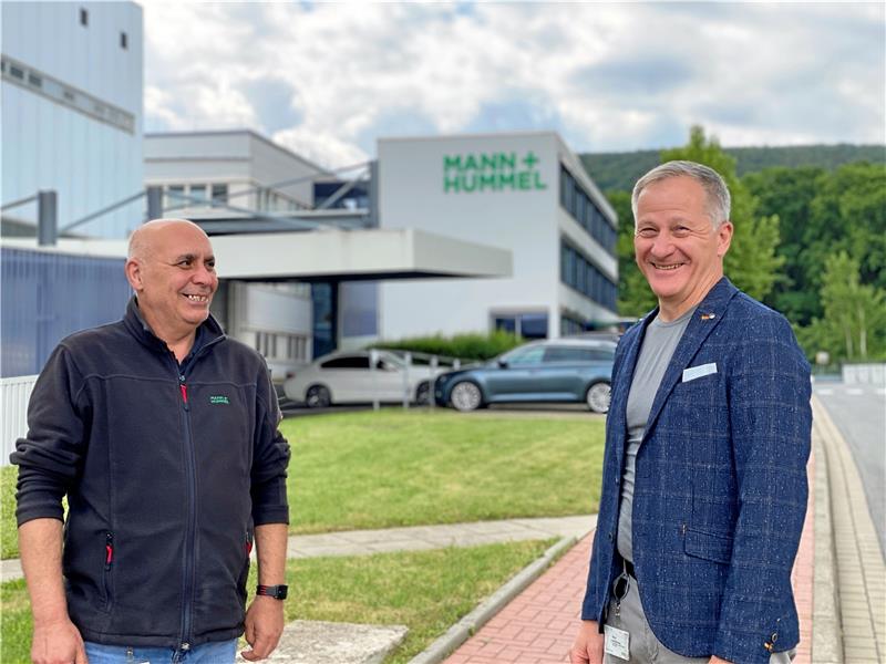 Werksleiter Bernd Stilgenbauer (r.) und Betriebsratsvorsitzender Juan Gomez sind optimistisch, dass der Verkauf des Mann+Hummel-Werkes am Grubenweg letztlich die Arbeitsplätze der 267 Männer und Frauen erhalten wird. Fotos: Schlegel
