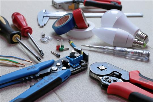 Werkzeug gehört ohne Frage zum Hausmeister-Alltag: Aber sonst scheint es weiterhin Ungereimtheiten über den Personaleinsatz zu geben. Symbolfoto: Pixabay