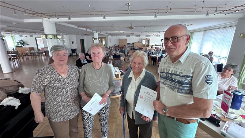 Auch den Bad Harzburger Sozialverband plagen Vorstandsprobleme Werner Laue und Schatzmeisterin Petra Haase (l.) ehren Johanna Löwe (2.v.r.) für 30 Jahre und Ingrid Jacob für 25 Jahre Mitgliedschaft.