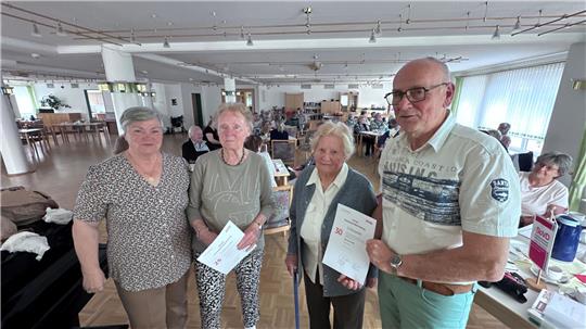 Werner Laue und Schatzmeisterin Petra Haase (l.) ehren Johanna Löwe (2.v.r.) für 30 Jahre und Ingrid Jacob für 25 Jahre Mitgliedschaft.