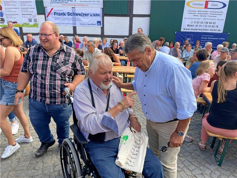 Werner Liebig alias „Wenne“ und der Goslarer Ehrenbürger Sigmar Gabriel kennen sich seit Jahrzehnten. Archivfoto: Heine