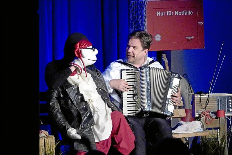 Werner Momsen (und als dunkler Schatten erkennbar sein Puppenspieler Detlef Wutschik) stimmen mit Matthias Brodowy Seemannslieder an.  Foto: Schlegel