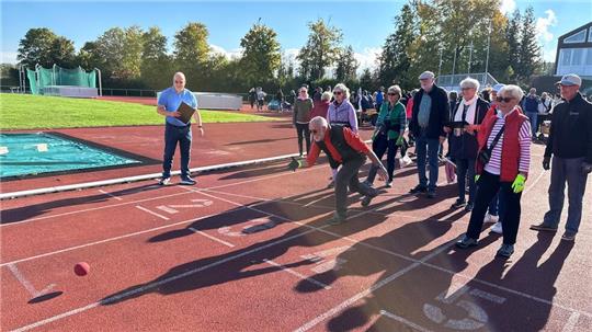 Werner Nause von den „Boßelkünstlern“ eröffnet das Boßelturnier mit dem ersten Wurf auf dem Sportplatz an der Planstraße.