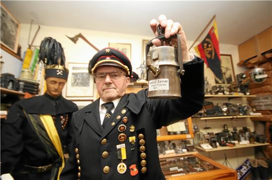 Werner Wenke in seinem Element: Der Bergbau spielt nicht nur im Museum eine große Rolle, Wenke ist selbst auch ehemaliger Bergmann und Vorsitzender des Knappenvereins. Foto: Gereke