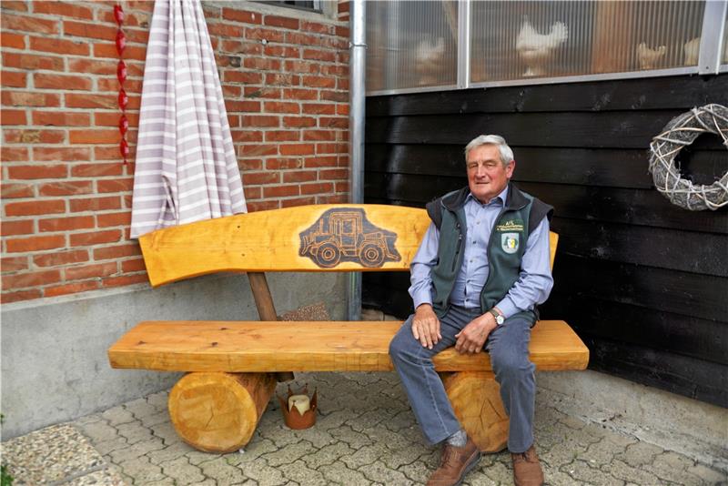 Wertschätzung seiner Arbeit: Vom Forstamt Lautenthal bekam Richard Hille eine Bank geschenkt.  Foto: Niemann/HK