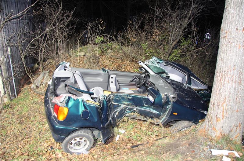 Weshalb der 19-Jährige von der Fahrbahn ab kam, ist noch unklar. Foto: Hohaus