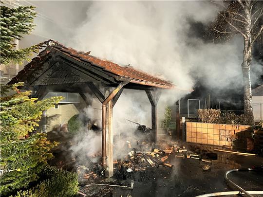 Weshalb der Unterstand in Brand geriet, ist noch unklar. Foto: Feuerwehr Langelsheim