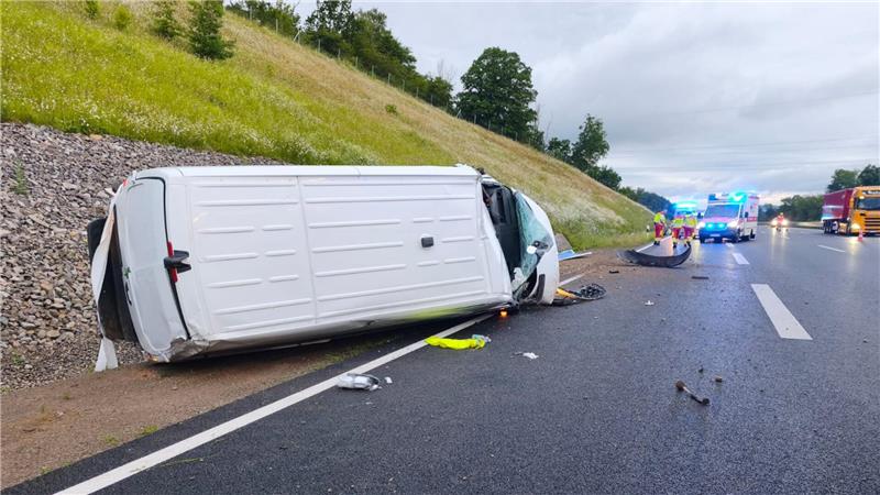 Ein weißer Transporter liegt nach einem Unfall auf der Seite.