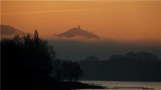 „Westalgie“ bezeichnet eine nostalgische Sehnsucht nach der alten Bundesrepublik - hier der Drachenfels bei Bonn im Morgenlicht. (Archivbild) 