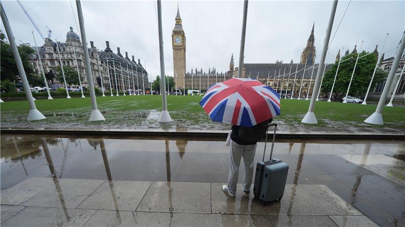 Bilder des Tages Wetter in Großbritannien: Ein Passant trägt einen Regenschirm auf dem Parliament Square in Westminster im Zentrum Londons.
